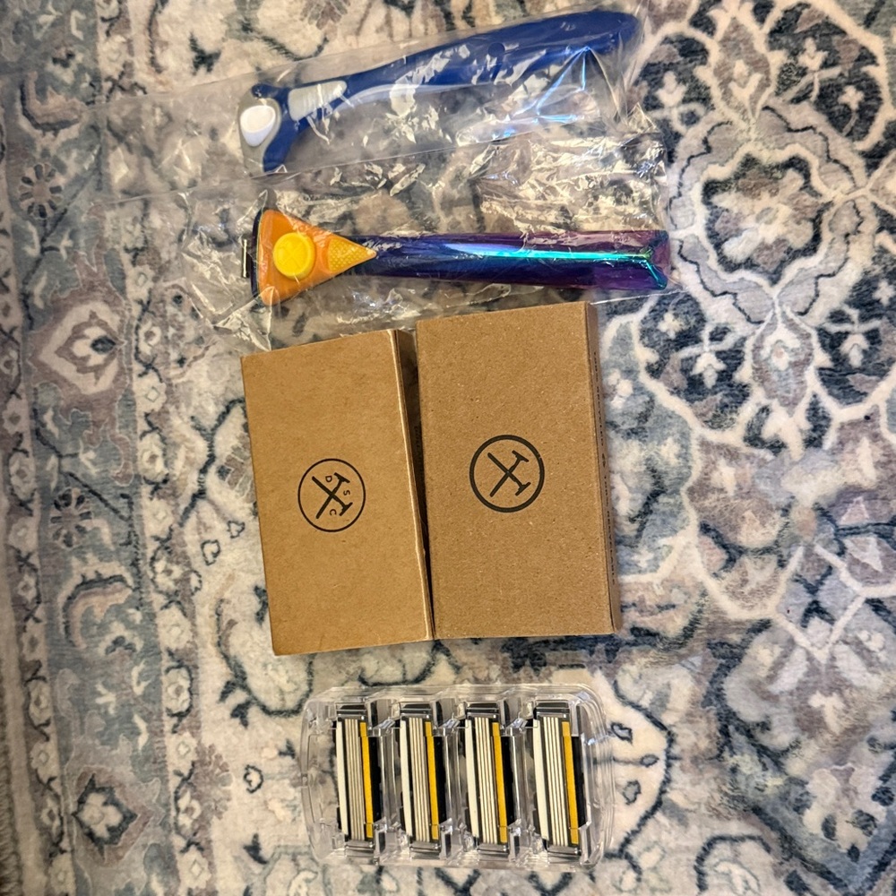 Makeup/razor bundle - Picture 9 of 9
